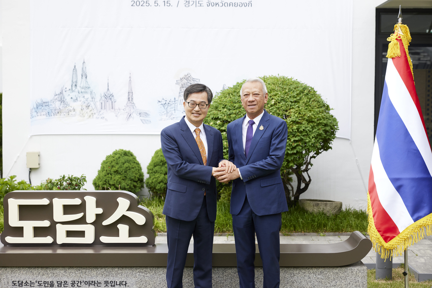 15일 오후 도담소에서 김동연 경기도지사가와 피팟 라차낏쁘라칸 태국 노동부 장관 과 기념촬영을 하고 있다.