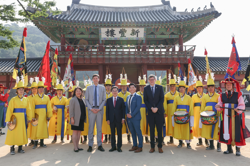 9일 오후 화성행궁에서 (왼쪽부터) 레슬리 테라모트 정부간관계 사무처 차관, 데이비드 이비 BC주 수상, 김동연 경기도지사, 최병하 고용경제개발 혁신부 아시아태평양 정무 무역 차관, 짐 루트코스키 수상집무실 행정처 수석 보좌관이 취타대 공연 관람 후 기념촬영을 하고 있다.