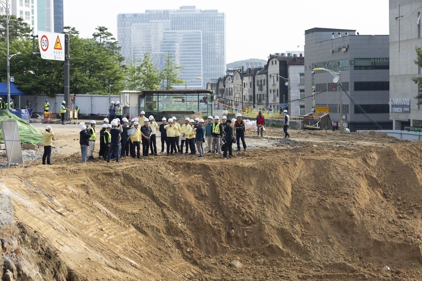 20일 중부지방에 호우경보급 폭우가 예보된 가운데 김동연 경기도지사가 지난 4월 붕괴사고가 발생했던 신안산선 복구 현장을 찾아 호우 대비 상황을 직접 점검했다.