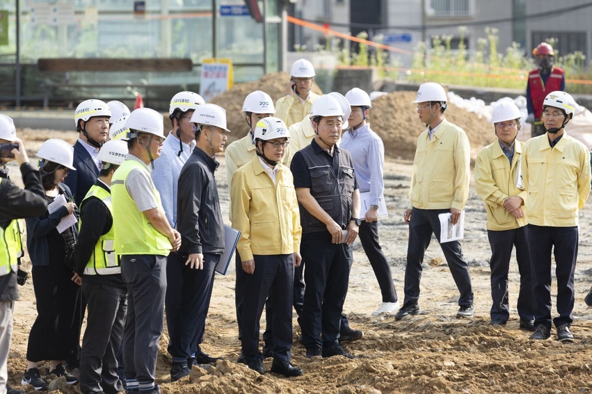 20일 중부지방에 호우경보급 폭우가 예보된 가운데 김동연 경기도지사가 지난 4월 붕괴사고가 발생했던 신안산선 복구 현장을 찾아 호우 대비 상황을 직접 점검했다.