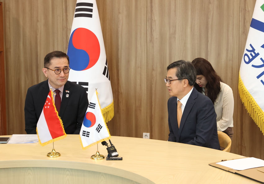 19일 오후 김동연 경기도지사가 경기도청 집무실에서 에릭 테오 주한 싱가포르 대사와 이임 면담을 하고있다.
