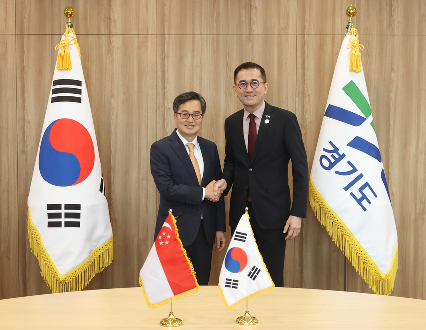 19일 오후 김동연 경기도지사가 경기도청 집무실에서 에릭 테오 주한 싱가포르 대사와 이임 면담전에 기념촬영을 하고있다.