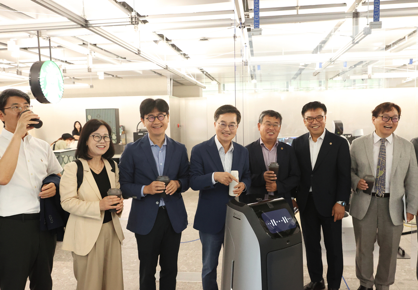 3일 오전 네이버 1784에서 열린 2025년 제2차 경기도 기후위기대응위원회 전체회의에서 김동연 경기도지사와 기후위기대응위기 위원회 위원들과 함께 기념촬영을 하고 있다.