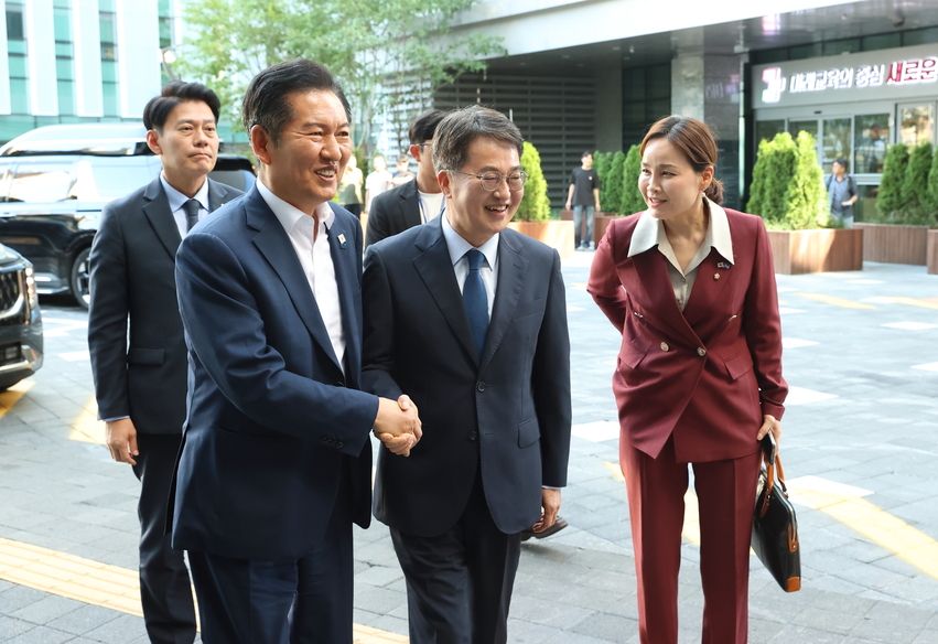 김동연 경기도지사는 10일 경기도청에서 더불어민주당과 예산정책협의회를 열고 주요 현안 해결과 내년도 국비 확보에 대해 당 지도부와 국회의원들의 협력을 요청했다.