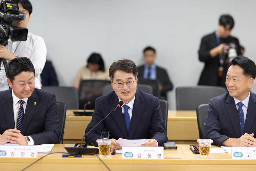 김동연 경기도지사는 10일 경기도청에서 더불어민주당과 예산정책협의회를 열고 주요 현안 해결과 내년도 국비 확보에 대해 당 지도부와 국회의원들의 협력을 요청했다.