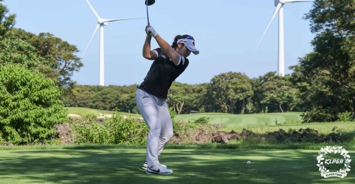 KLPGA 투어 통산 6승에 빛나는 이소영이 후반기 첫 대회인 제주 삼다수 마스터스 첫날 단독 선두에 올랐다.