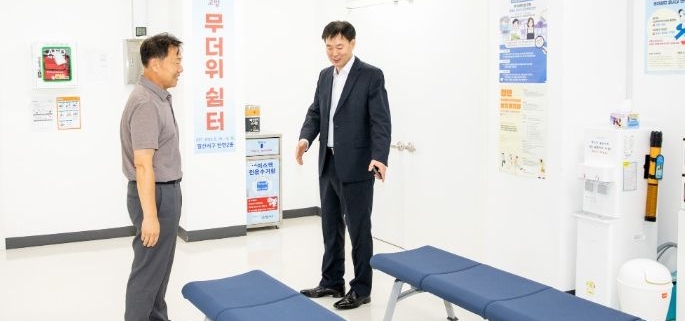 정윤식 일산서구청장은 지난 4일 연일 계속되는 기록적인 폭염 속에 관내 무더위쉼터를 방문해 현장을 점검하고 주민들의 애로사항을 청취했다고 밝혔다.