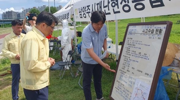 남양주시가 지난 4일 밤 진건읍 창고 화재로 인해 발생한 기름유출 사고 수습을 위해 사능천~왕숙천 구간 방재작업을 이어가는 가운데, 7일 이석범 남양주부시장이 다산동 재난 현장 통합지원본부와 진건읍 방재 거점지를 방문했다.