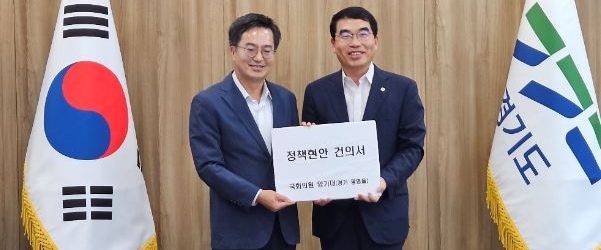 더불어민주당 양기대 국회의원(경기광명을)은 8일 경기도청에서 김동연 경기도지사와 만나 광명시의 주요 현안을 설명하고 경기도의 적극적인 협력을 요청했다고 9일 밝혔다.
