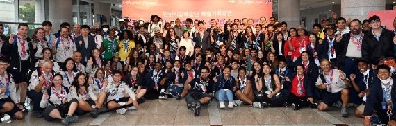 지난 8일 새만금에서 퇴영해 안산시를 찾은 6개국 215명의 잼버리 스카우트 대원들이 국적과 성별을 떠나 한 마음이 될 수 있는 행사가 성황리에 진행됐다.