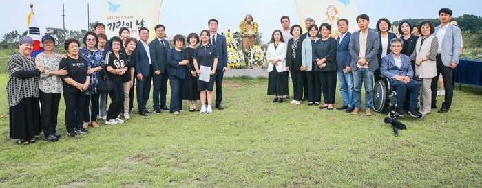 일본군 ‘위안부’ 피해자 기림의 날 행사가 금일 12일, 화성시 매향리 평화생태공원內 평화의 소녀상 앞에서 진행됐다.