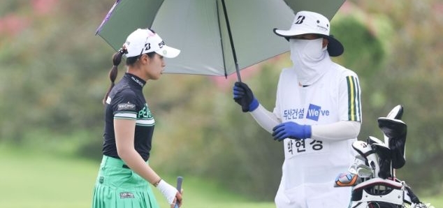 박현경이 한국여자프로골프, KLPGA 투어 두산건설 위브 챔피언십(총상금 12억 원) 2라운드에서 단독 선두에 올랐다.