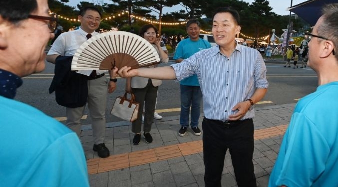 8월 11~13일 수원화성 일원에서 열린 ‘2023 수원 문화재 야행’에 7만 5000여 명이 찾았다. 사진은 이재준 시장이 현장을 찾아 시민들과 대화하는 모습.