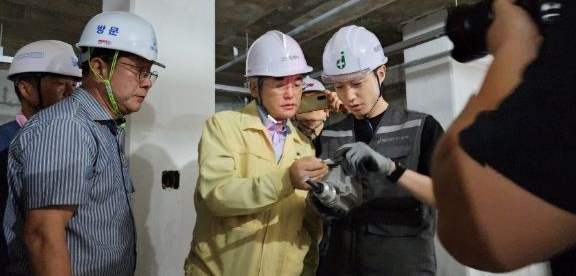 비파괴 검사를 참관하는 이동환 고양시장
