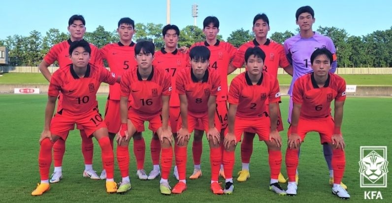 일본 U-18 대표팀과의 SBS컵 1차전에 선발 출전한 한국 U-18 대표팀 11명의 모습.