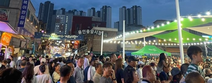 용인특례시는 용인중앙시장상인회가 ‘제2회 용인중앙시장 별빛마당 야시장’에서 먹거리와 수제 맥주·전통주 등을 판매할 팀을 모집한다.