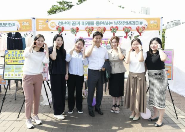 조용익 부천시장이 지난해 9월, 청년 주간행사에 설치된 ‘청년리더샵’ 부스를 방문했다. ‘청년리더샵’은 맞춤형 취업 지원 사업으로 청년 자립에 도움을 주고 있다.