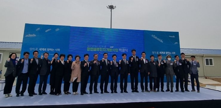 경기도와 경기평택항만공사가 2027년 준공을 목표로 평택항 항만배후단지 2-3단계(1종) 착공에 들어갔다. 