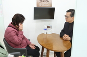 1인당 年 최대 120만원... 김동연 ‘간병 SOS’ 첫 수혜자 만나
