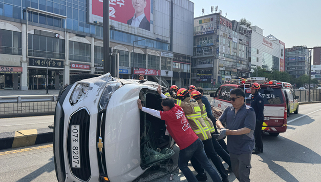 수원 장안지하차도 진입로서 차량 '전복'... 인근 김문수 후보 캠프 관계자들 사고수습 도와