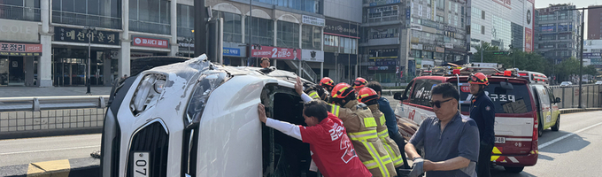 수원 장안지하차도 진입로서 차량 '전복'... 인근 김문수 후보 캠프 관계자들 사고수습 도와