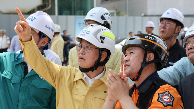 김동연 지사, 천공기 전도사고 현장 찾아 "일상복귀에 최선"