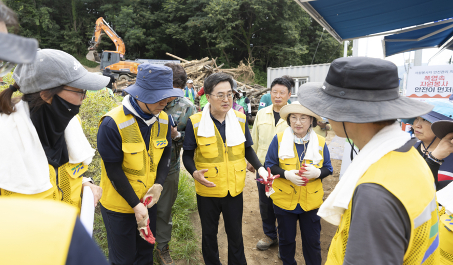 김동연, 가평 수해복구 자원봉사 “내 가족이 피해라는 생각으로"