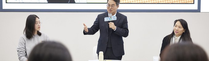 김동연 “만화는 상상력의 원천... 웹툰 산업 더 지원 계기”