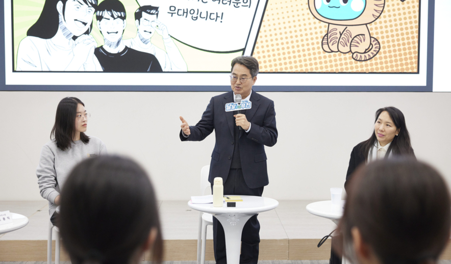 김동연 “만화는 상상력의 원천... 웹툰 산업 더 지원 계기”
