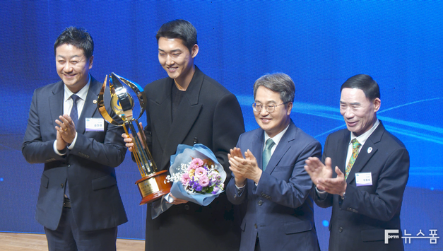 2025 경기도체육상 시상식... 우상혁 대상-김동연 지사 감사패 수상