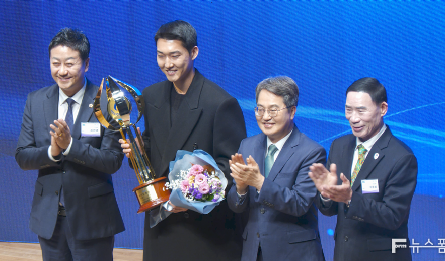 2025 경기도체육상 시상식... 우상혁 대상-김동연 지사 감사패 수상