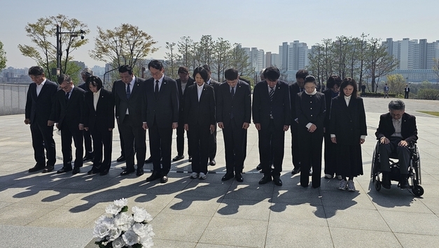 정명근 민주당 화성시장 후보 현충탑 참배…"말보다 실천으로 세계적 도시 만들겠다"