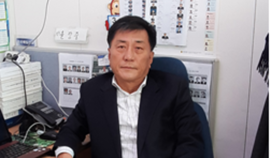 고희소년의 <붉은시집> “헤어지는 중” 출간