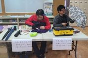 "고장난 우산 버리지 마세요" 수원에서는 고장 난 우산 무료로 고쳐 준다