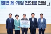 국회의원 당선인 만난 이재준 수원시장... ‘특례시 지원 특별법 제정’ 등 3개 건의문 전달