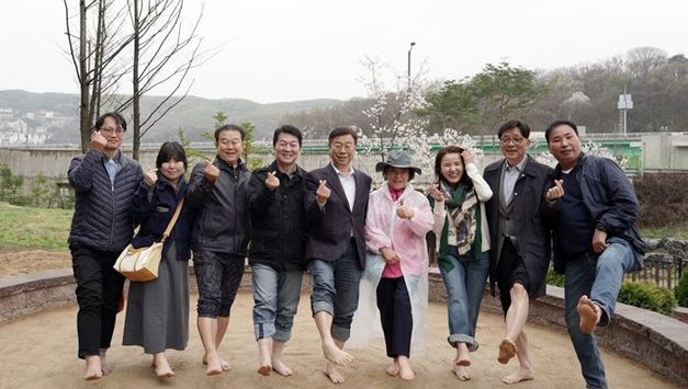 신상진 성남시장 “맨발 흙길 걸으며 건강도 함께 챙기세요”