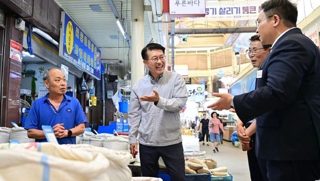 경기도 김대순 행정2부지사 ‘통큰세일’ 고양 원당시장 상인들 격려