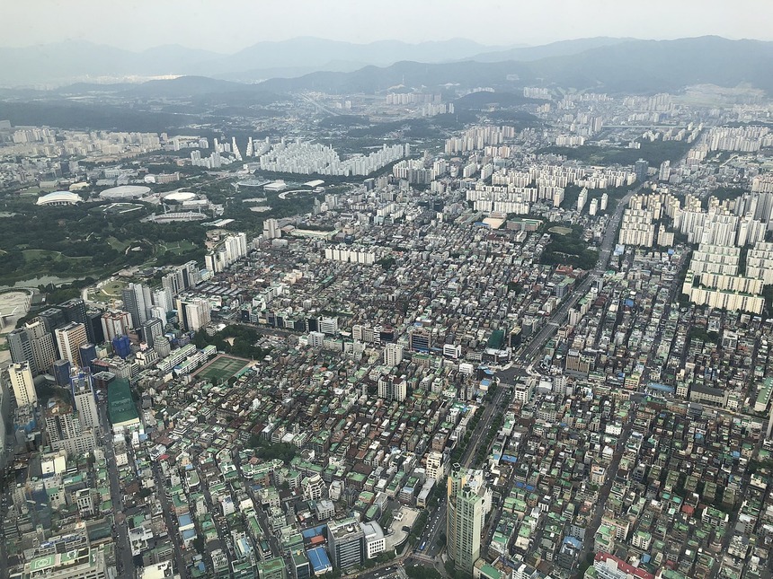 무등록 중개나 리베이트를 받고 임대차계약을 작성하는 등 공인중개사 99명의 위법행위가 정부 특별점검에서 적발됐다. 위반행위 53건에 대해서는 경찰에 수사의뢰됐다.