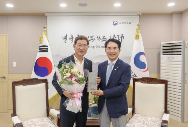 김학용 의원. 박민식 국가보훈부 장관으로부터 감사패 받아
