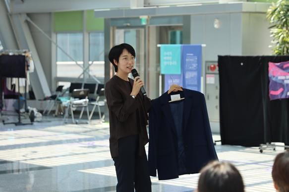 의류업계 미판매 재고 폐기 문제 공론화를 위한 '옷, 재앙이 되다' 국회전시회에 참석한 장혜영 의원은 “의류재고폐기금지법을 제정한 해외사례 등을 참고하여 한국도 해당 문제에 대한 국가의 규제가 필요하다”고 밝혔다.