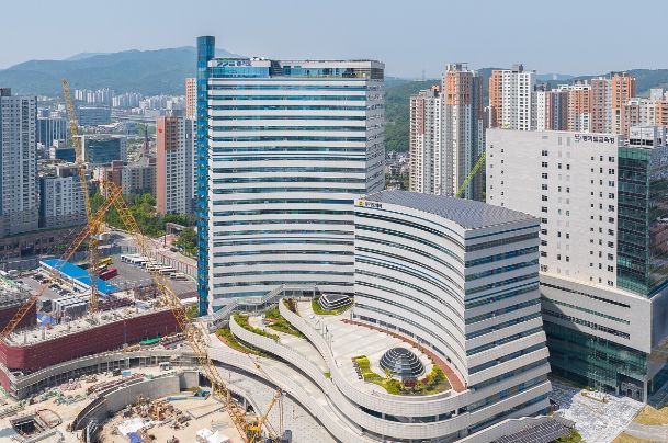 광교 경기도청사 전경.