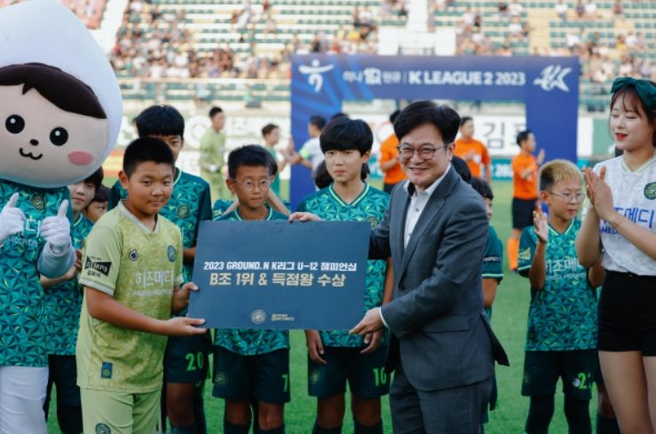 김병수 김포시장이 ‘2023 GROUND.N K리그 챔피언십’에서 득점왕으로 뽑힌 곽승우 선수와 기념사진을 촬영하고 있다.