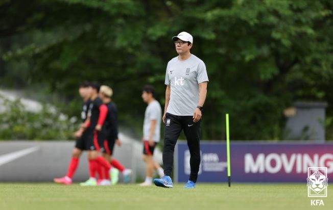 항저우 아시안게임 남자 축구대표팀을 이끌고 있는 황선홍 감독.