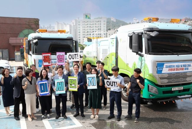 광명시가 미세먼지 저감과 폭염 대응을 위해 청소차와 살수차를 추가 도입해 2일부터 운용한다