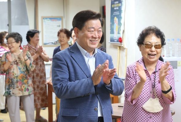 박승원 광명시장이 관내 무더위쉼터를 이용하는 어르신들을 찾아 건강을 살피고 세심한 지원을 약속했다.