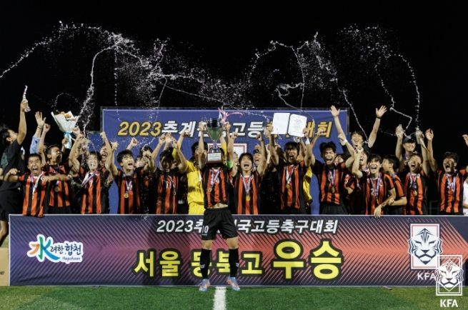 우승 후 환호하는 동북고 선수단의 모습.
