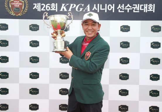 제26회 KPGA 시니어 선수권대회에서 우승한 김종덕 선수가 우승컵을 들어 보이고 있다.