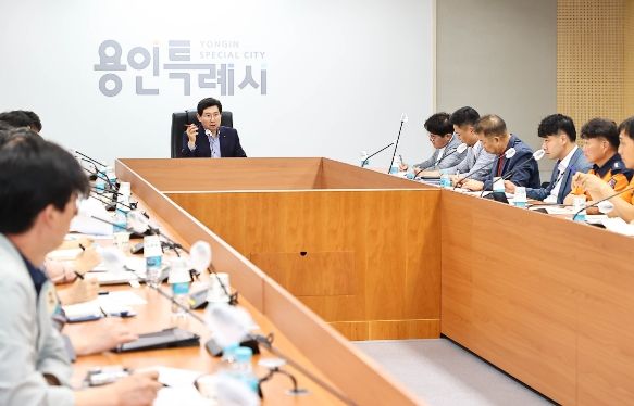 이상일 용인특례시장이 8일 '잼버리 종합지원 대책반' 회의를 주재하고 있다