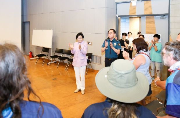 김경희 이천시장이 잼버리 대원들을 환영하고 있다