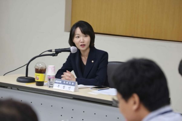 홍정민 국회의원(더불어민주당, 경기 고양병) 지난 달 31일 고양시 교통국장 및 담당자들과 만나 인천2호선 고양연장선 예타의 중요성을 강조하며, 고양시가 의원실은 물론 김포·인천 등과도 긴밀히 협력해서 예타 대응에 최선을 다해줄 것을 당부했다.